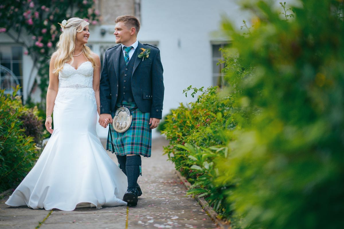 Story telling photos of a wedding couples Achnagairn Inverness wedding by Aberdeen wedding photographer Jonathan Addie.